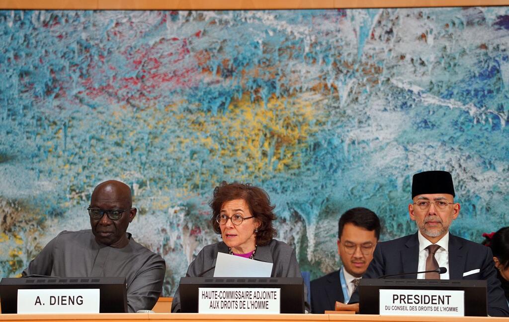 Nada Al-Nashif (au centre), Haut-Commissaire adjointe des Nations Unies aux droits de l'homme, s'adresse au Conseil des droits de l'homme à Genève.